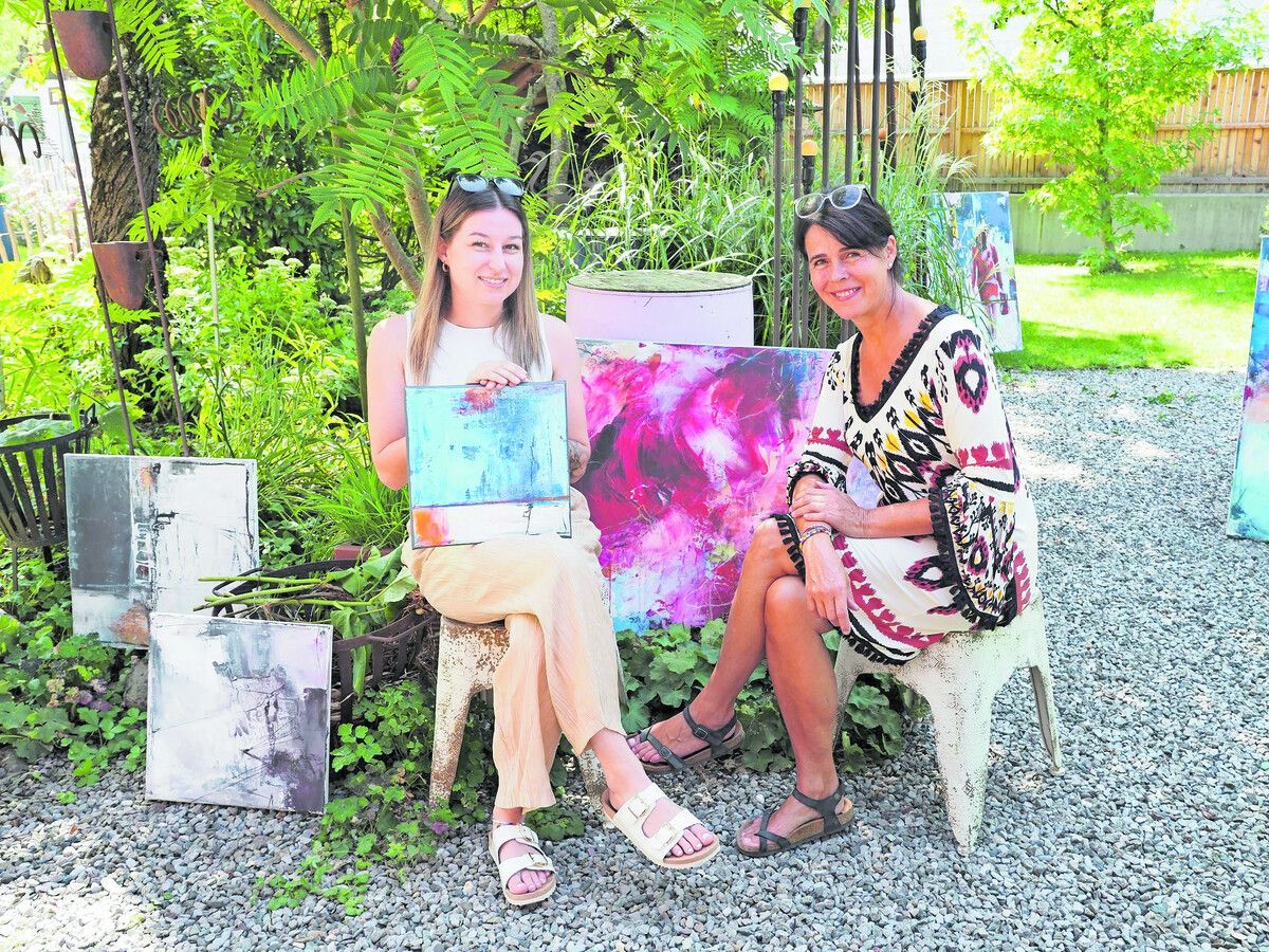Gastgeberin und Künstlerin Maria Gabriel (r.) und Marina Poiger luden zum Kunstflohmarkt nach Nenzing. ⇒sie