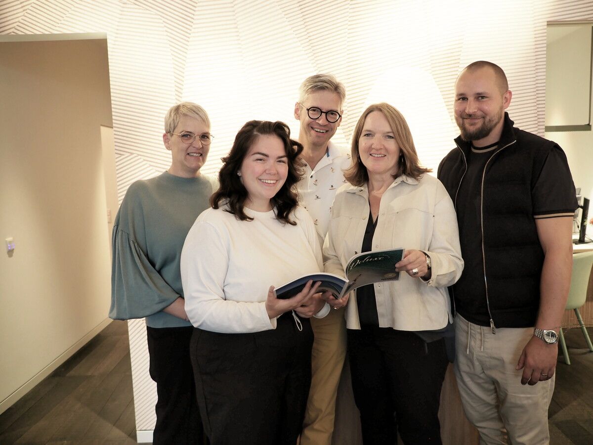 Geschäftsleiter Rainer Nägele (m.) mit Hannah Gstöhl, Angelika Braunstein, Nadja Nachbaur und Andreas Walser vom Nachbaur Reisen-Team bei der Eröffnung. ⇒sie