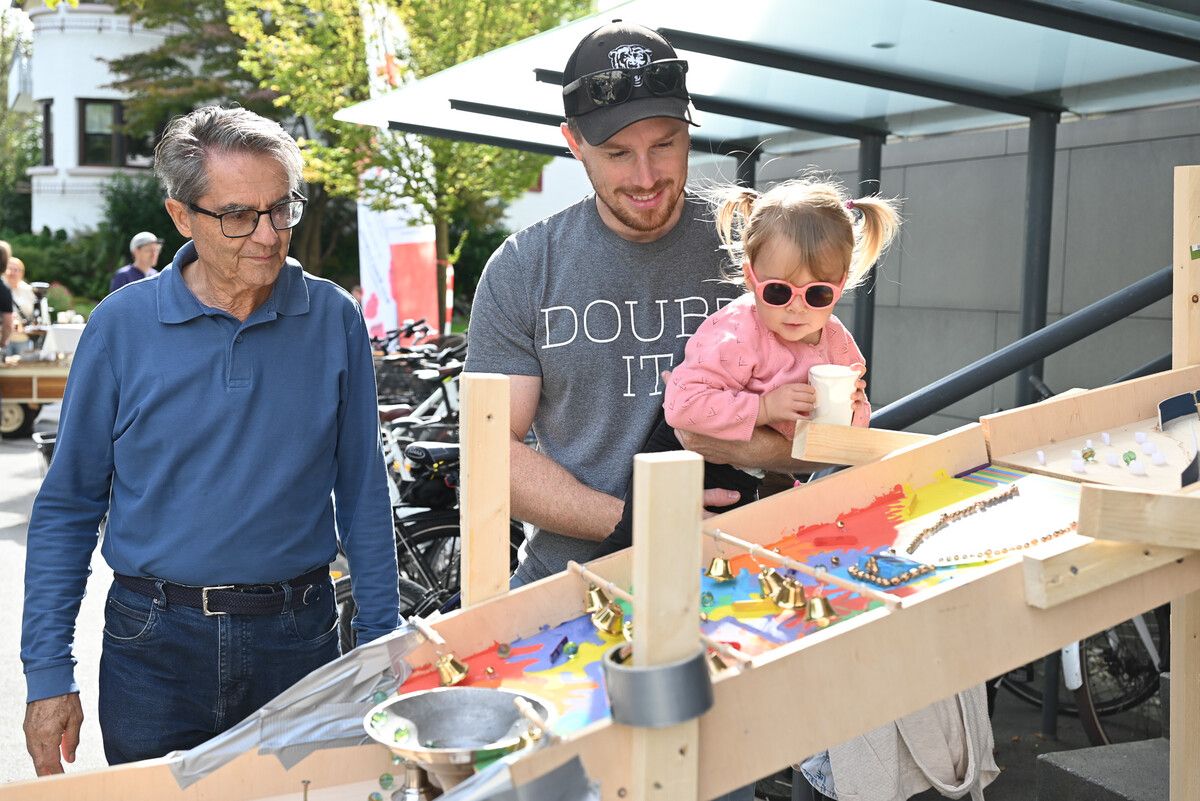 Große und kleine Besucher vergnügten sich an der 16 Meter langen Kugelbahn.⇒BVS