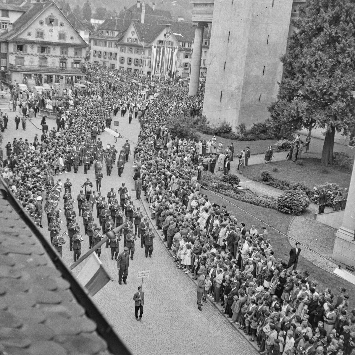 Großer Trachtenumzug beim 4. Österreichischen Bundestrachtentreffen 1958 in Dornbirn.