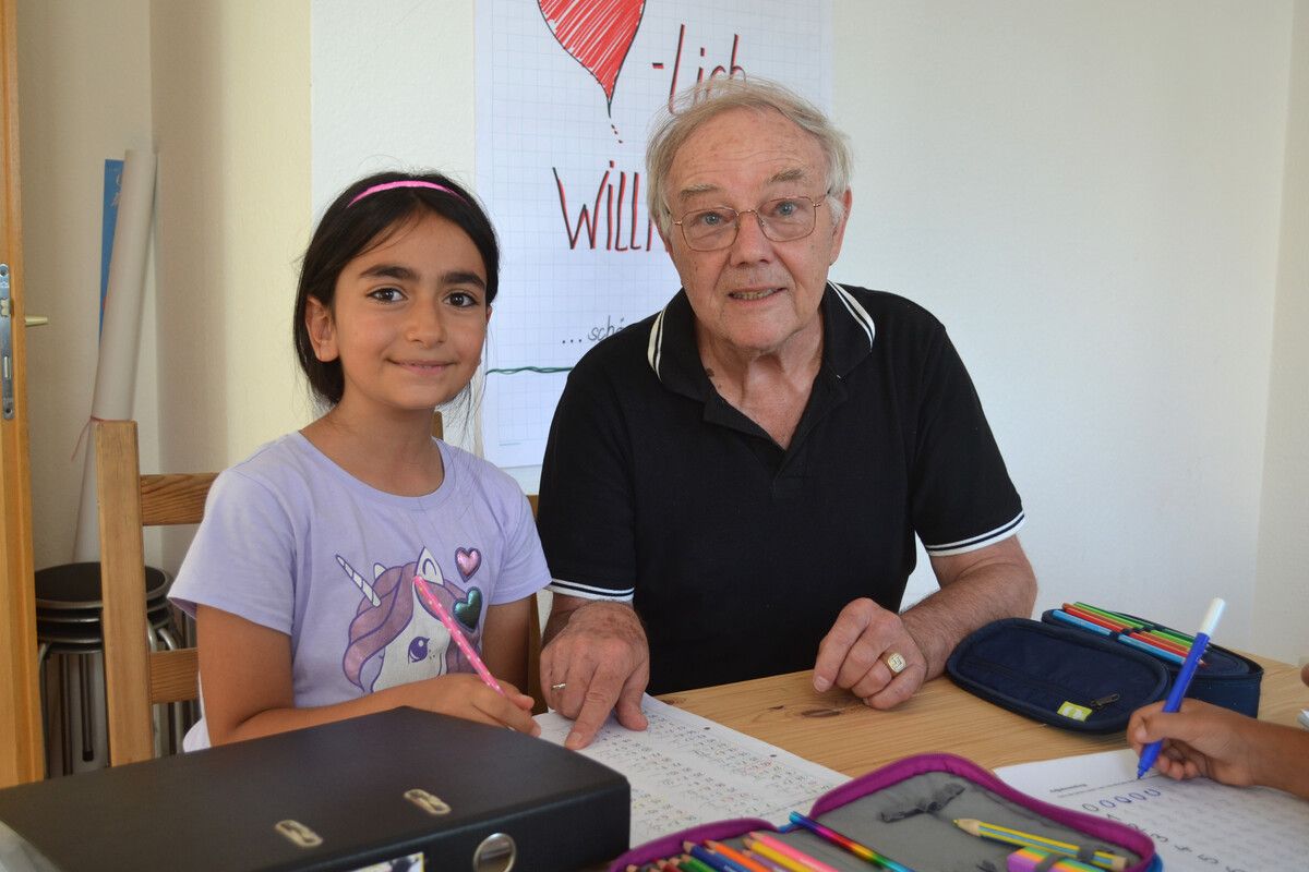 Helmut Loitz hilft Kindern im Lerncafé Lauterach, in der Schule besser zu werden.⇒ Caritas