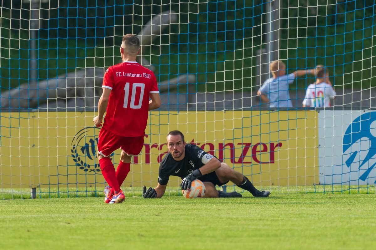 Hüseyin Zengin (Nummer 10) traf doppelt für den FC Lustenau.⇒Stiplovsek
