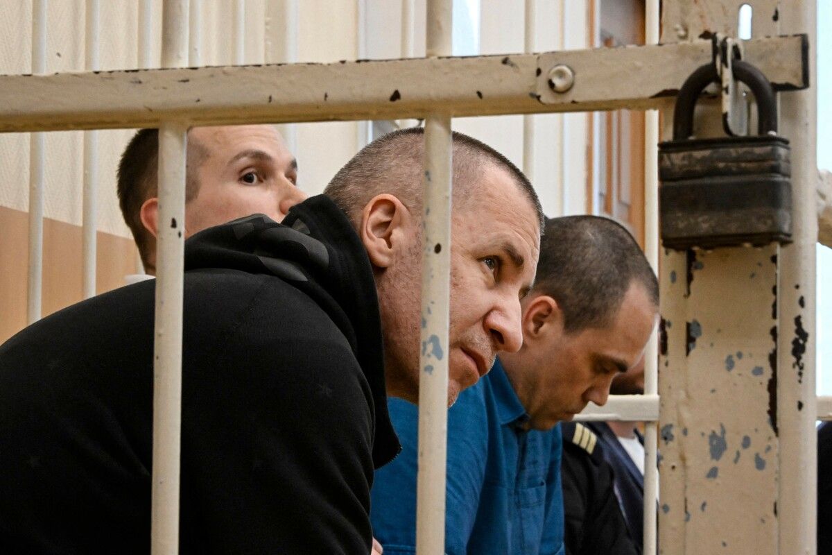 Igor Sergunin, Alexes Lipzer and Wadim Kobsew (v. l. n. r.) vor Gericht. ⇒AFP