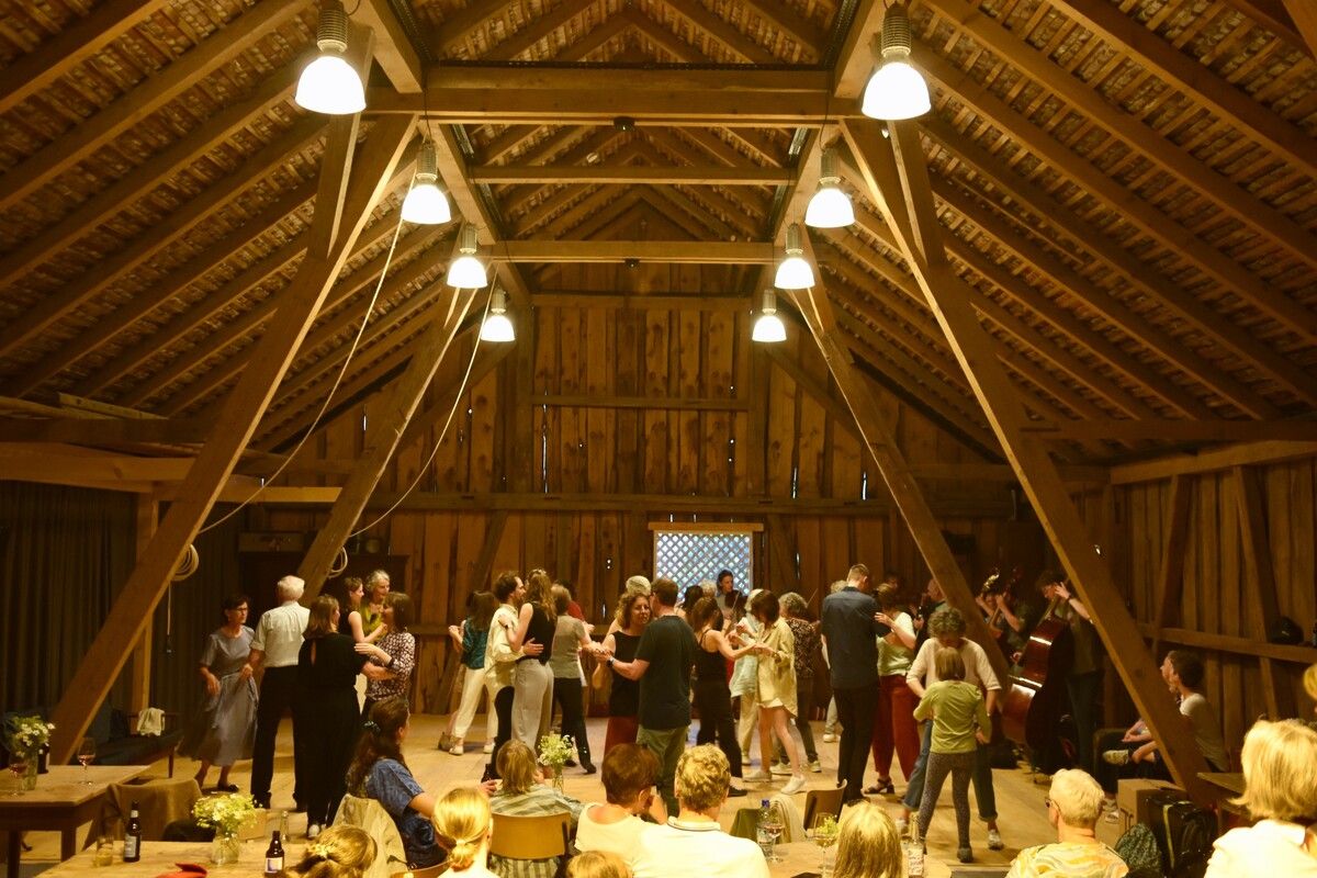 Im Gasthaus dörfle in Düns ist „Mit-Tanzen“ zu Gast und freut sich auf viele Besucher.⇒caroline begle