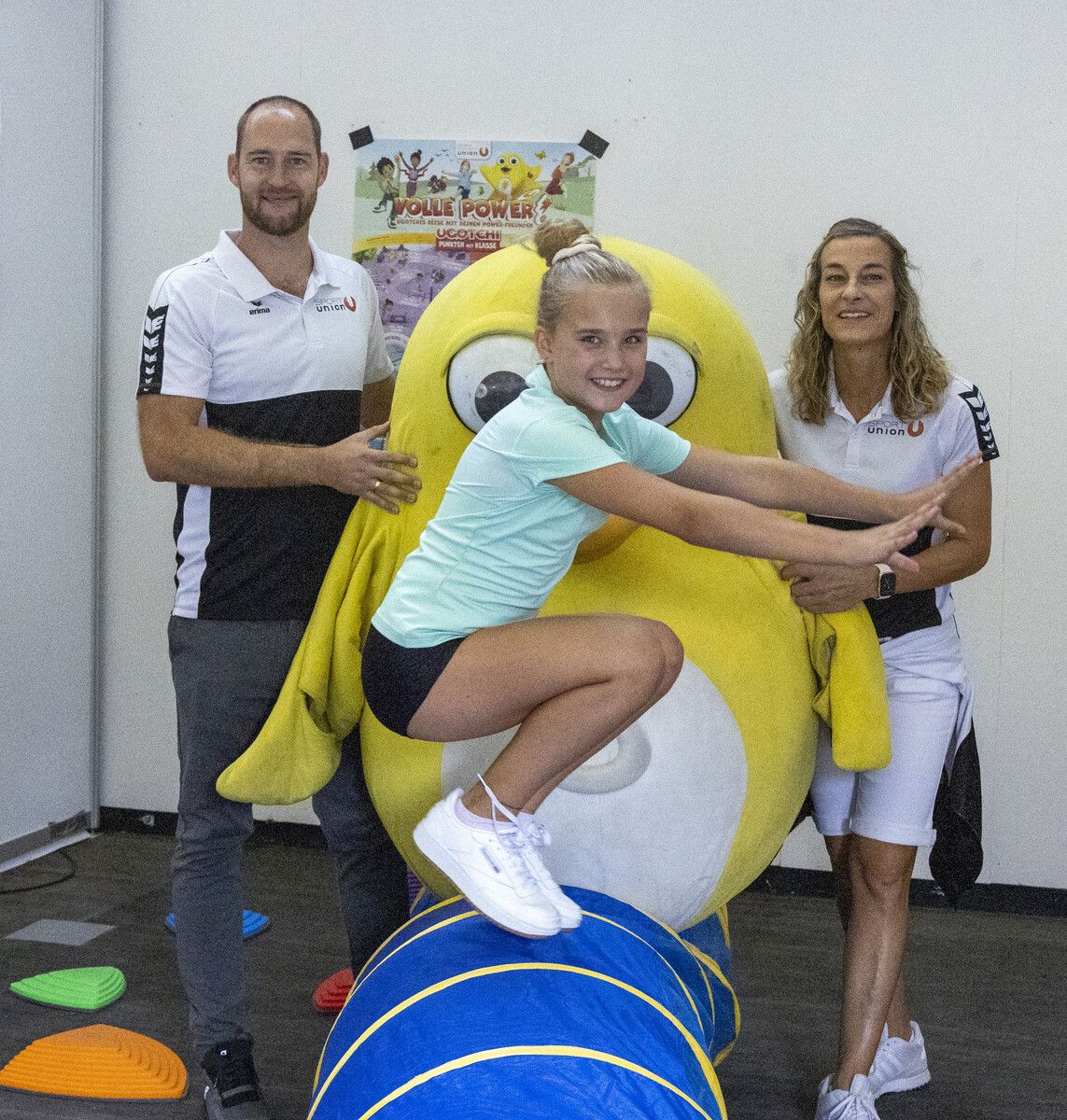 immer in Bewegung Sebastian Gmeiner von der Sportunion mit Dana Joser (vorne) und Bewegungscoach Yvonne Joser. Der Sportdachverband, der auch die Coaches für die tägliche Bewegungseinheit an den Schulen stellt, sorgt auf der Messe für Bewegung.