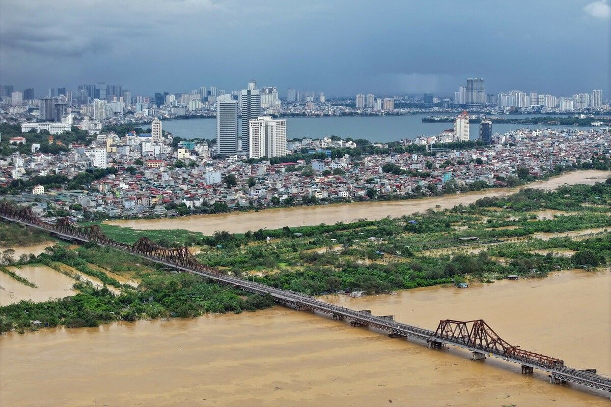 In der Hauptstadt Hanoi drohte der Rote Fluss Teile der Innenstadt zu überfluten.⇒AfP