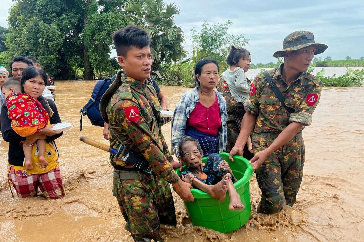 In der Region Naypyidaw in Myanmar wird den Bewohnern von Militärpersonal geholfen. Taifun Yagi sorgte für massive Überschwemmungen. AFP