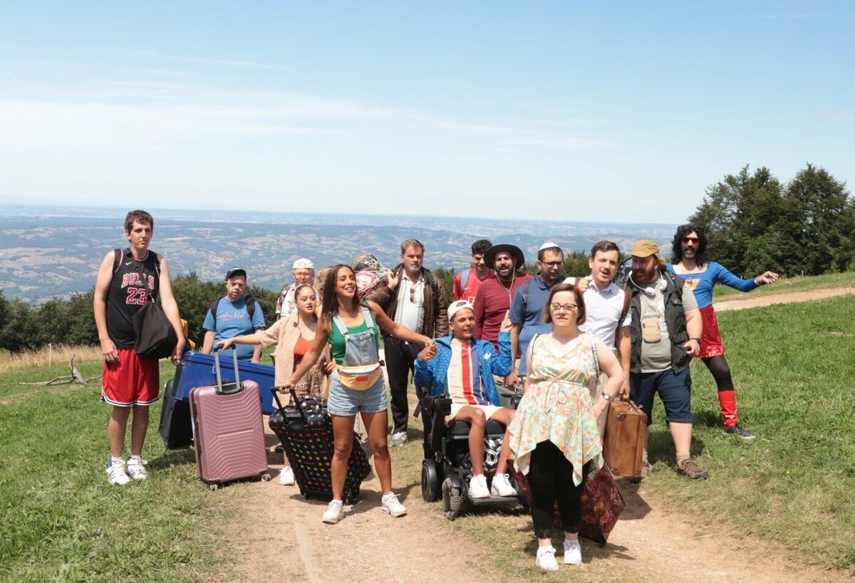In einem Reisebus, der eine Gruppe junger Menschen mit Behinderung ins Sommerlager bringt, tauchen die Gauner unter. ⇒praesens film