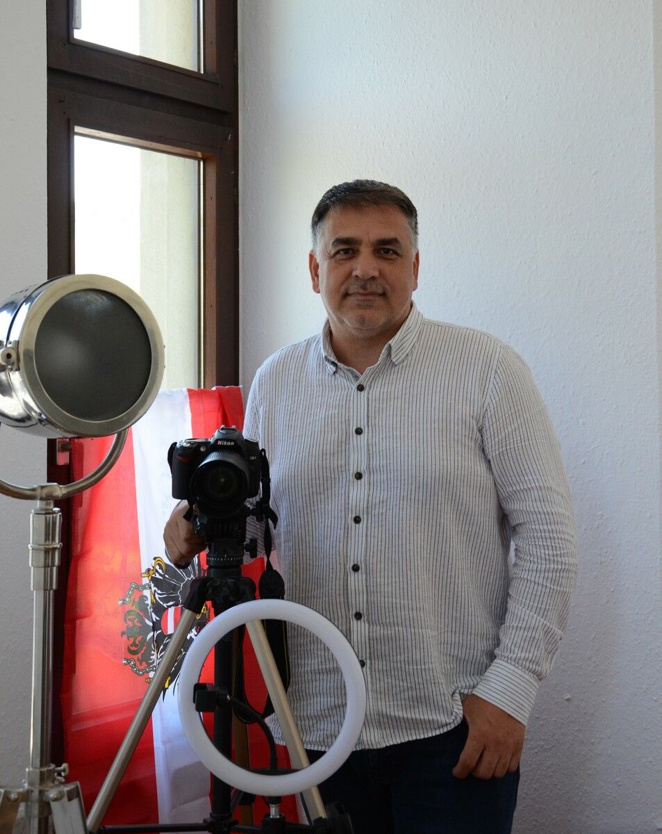 In seinem Büro nimmt Dincer Podcasts und Videos zum Thema Integration auf, die in sozialen Medien publiziert werden. ⇒HRJ