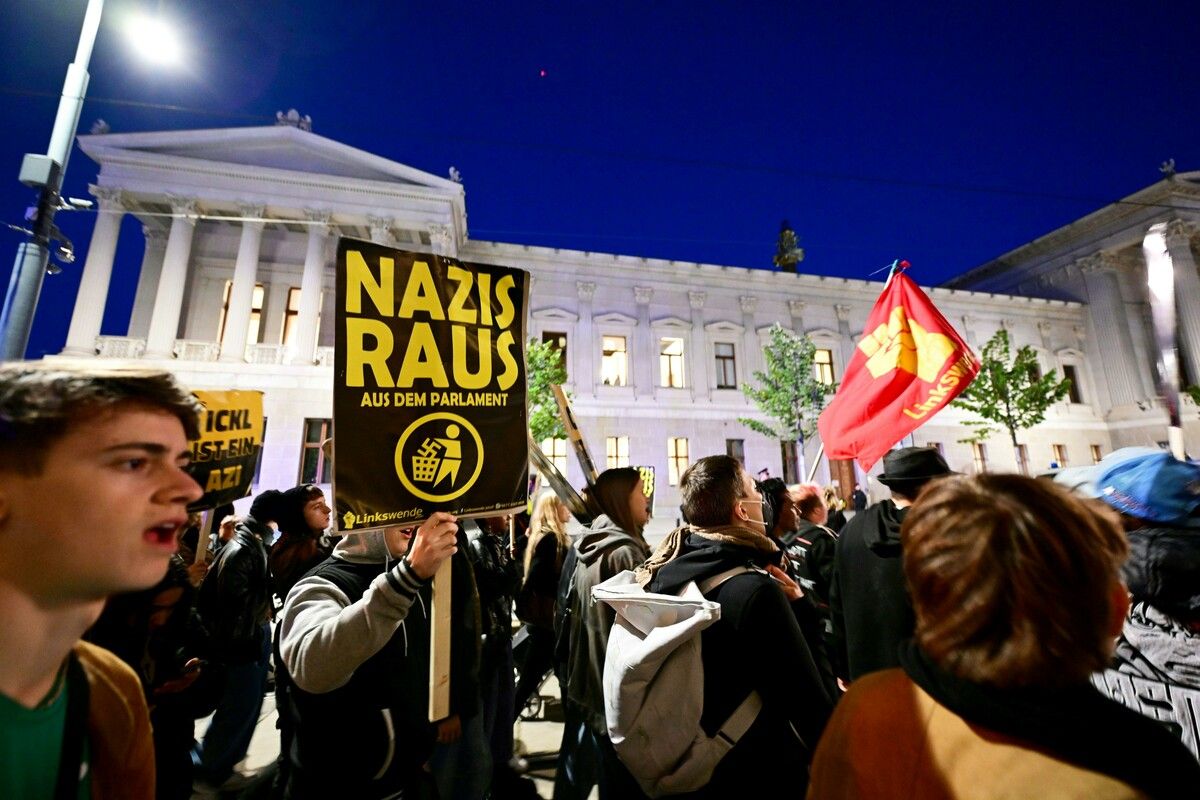 In Wien kam es gestern am Abend vor dem Parlament spontan zu Demonstrationen gegen die Kickl-FPÖ.