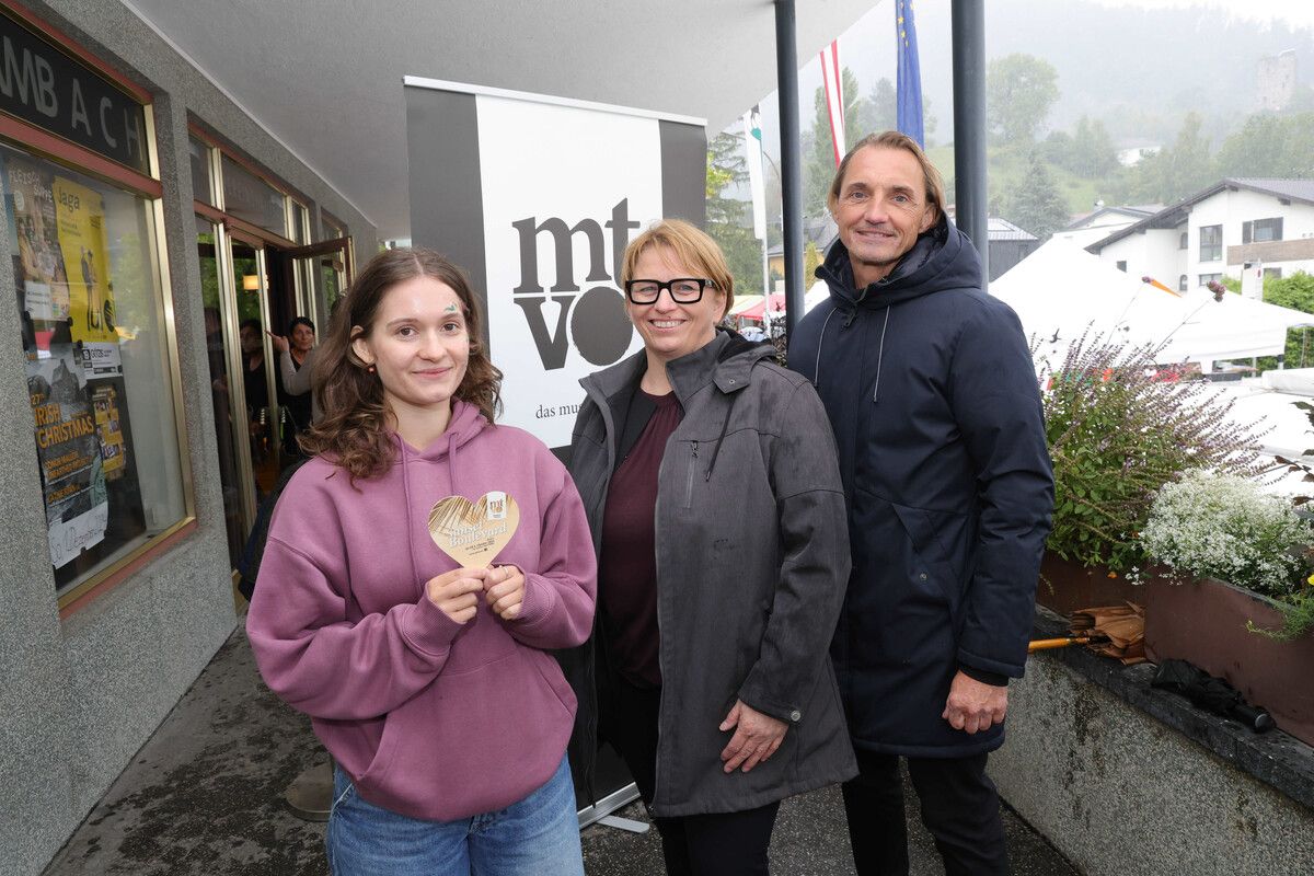 Jana Hofacker (l.) vom Musiktheater-Vorarlberg-Team mit weiteren Besuchern.