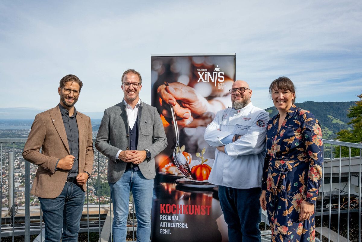 Joachim Kresser (Vorarlberg Tourismus), Landesrat Christian Gantner, Gastro-Obmann Mike Pansi und GF Kerstin Biedermann-Smith auf dem Karren.⇒Fa