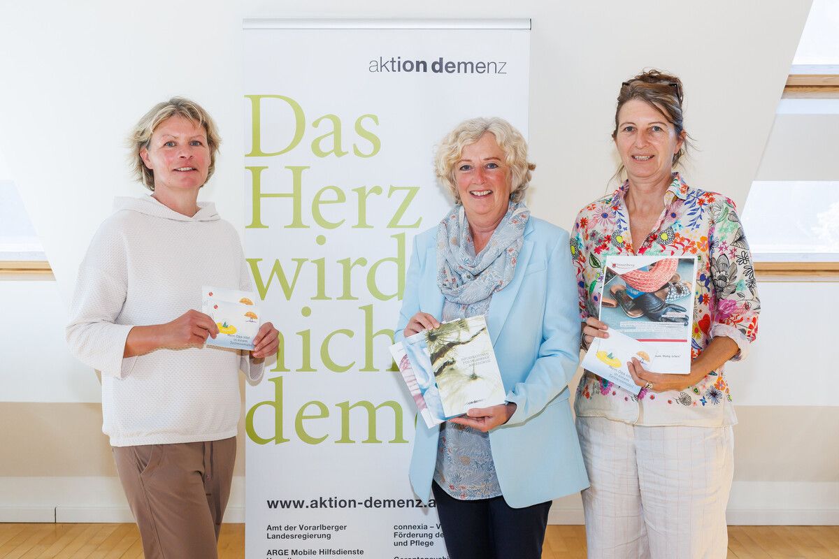 Judith Mittelberger, Katharina Wiesflecker und Daniela Egger informierten über Angebote und Aktionen zum Thema Demenz in Vorarlberg. ⇒VLK/Hofmeister