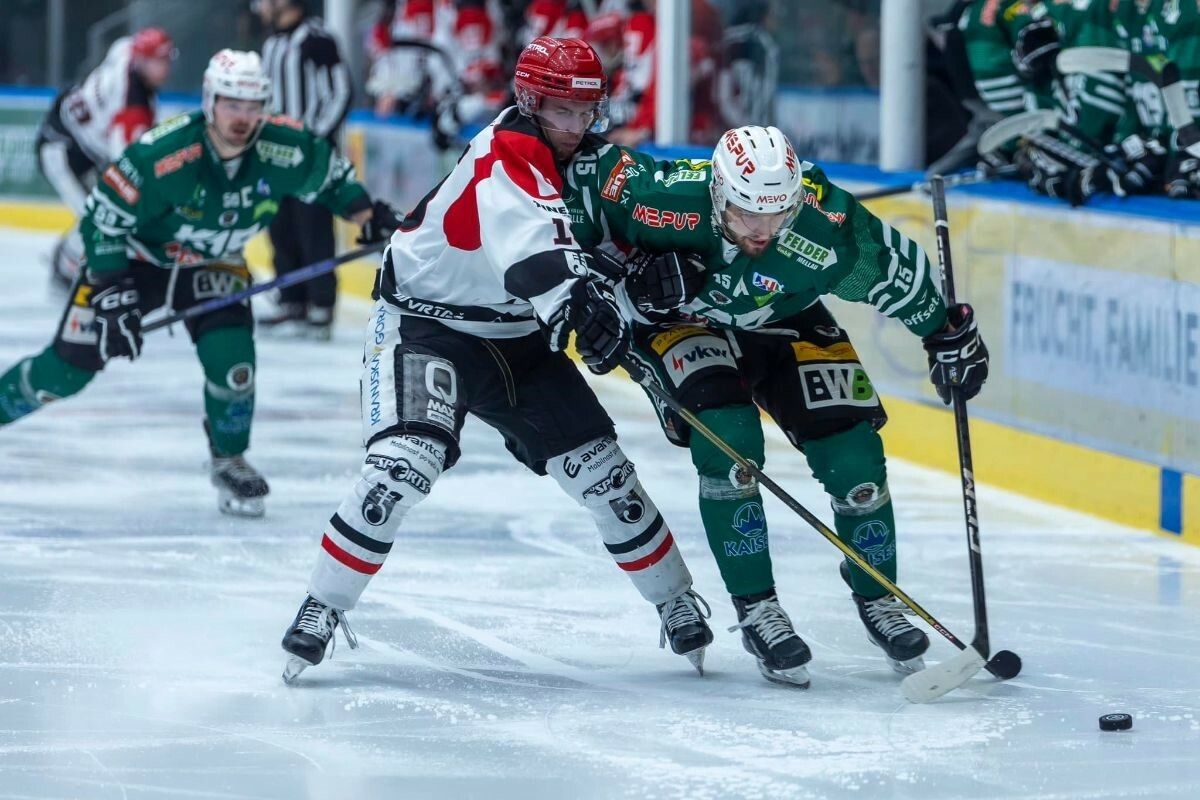Julian Zwerger setzt sich intensiv gegen Jesenice durch.⇒Gerhard Bildstein