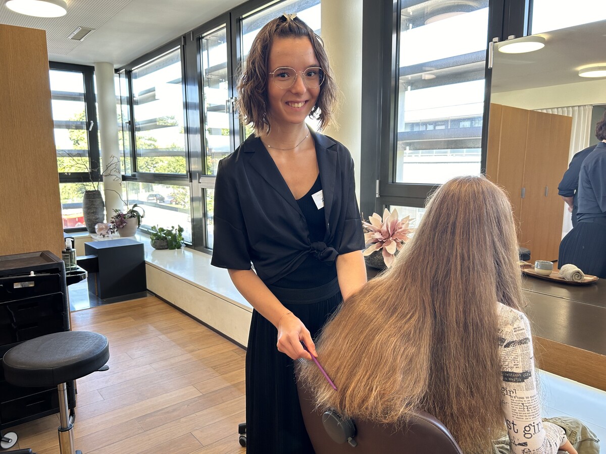 Jung-Stylistin Katrin kämmt Carlas Haare und prüft, ob sie sich für eine Haarspende eignen. ⇒VN/Gunz