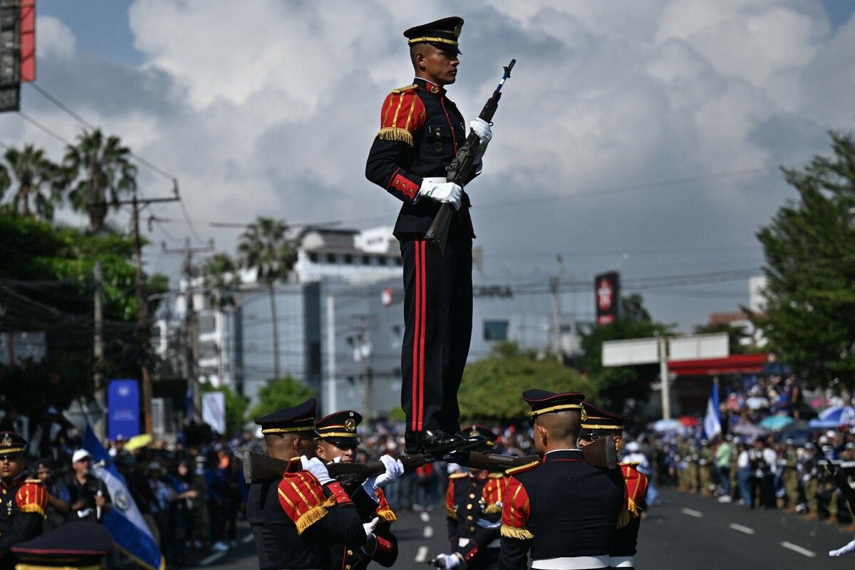 Kadetten der Militärschule nehmen an der Parade im Rahmen der Feierlichkeiten zur Unabhängigkeit El Salvadors in San Salvador teil. AFP