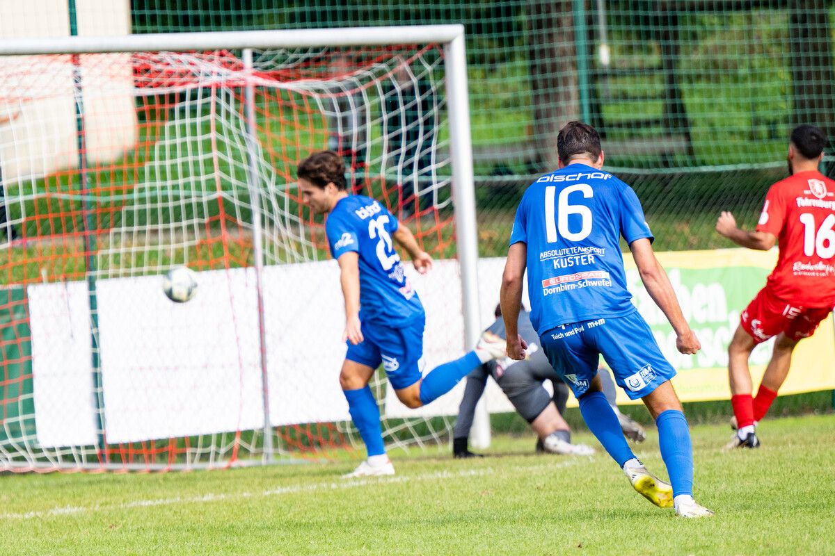 Kilian Madlener brachte die Admira in Front. Nino Palinic (16) freute sich mit seinem Teamkollegen.⇒Serra (2)
