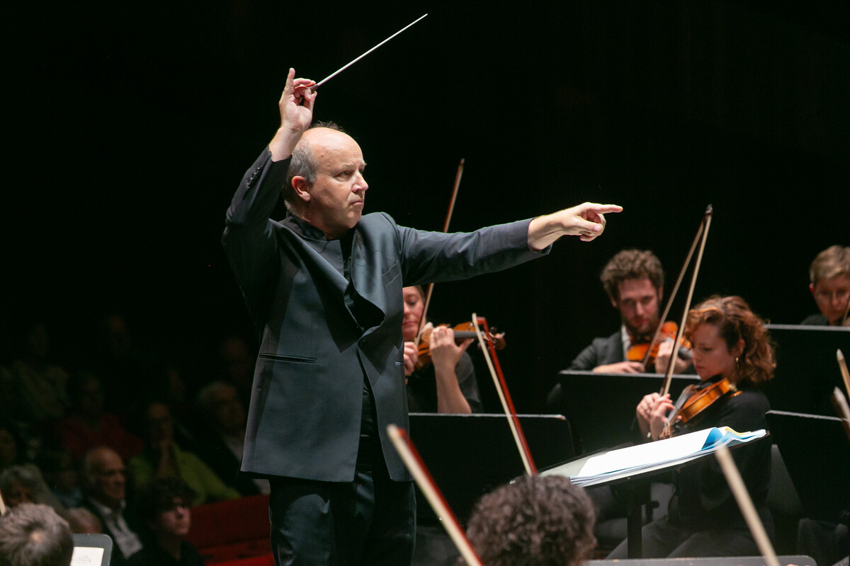 Kluttig dirigierte das Orchester umsichtig und mit klarer Gestik.