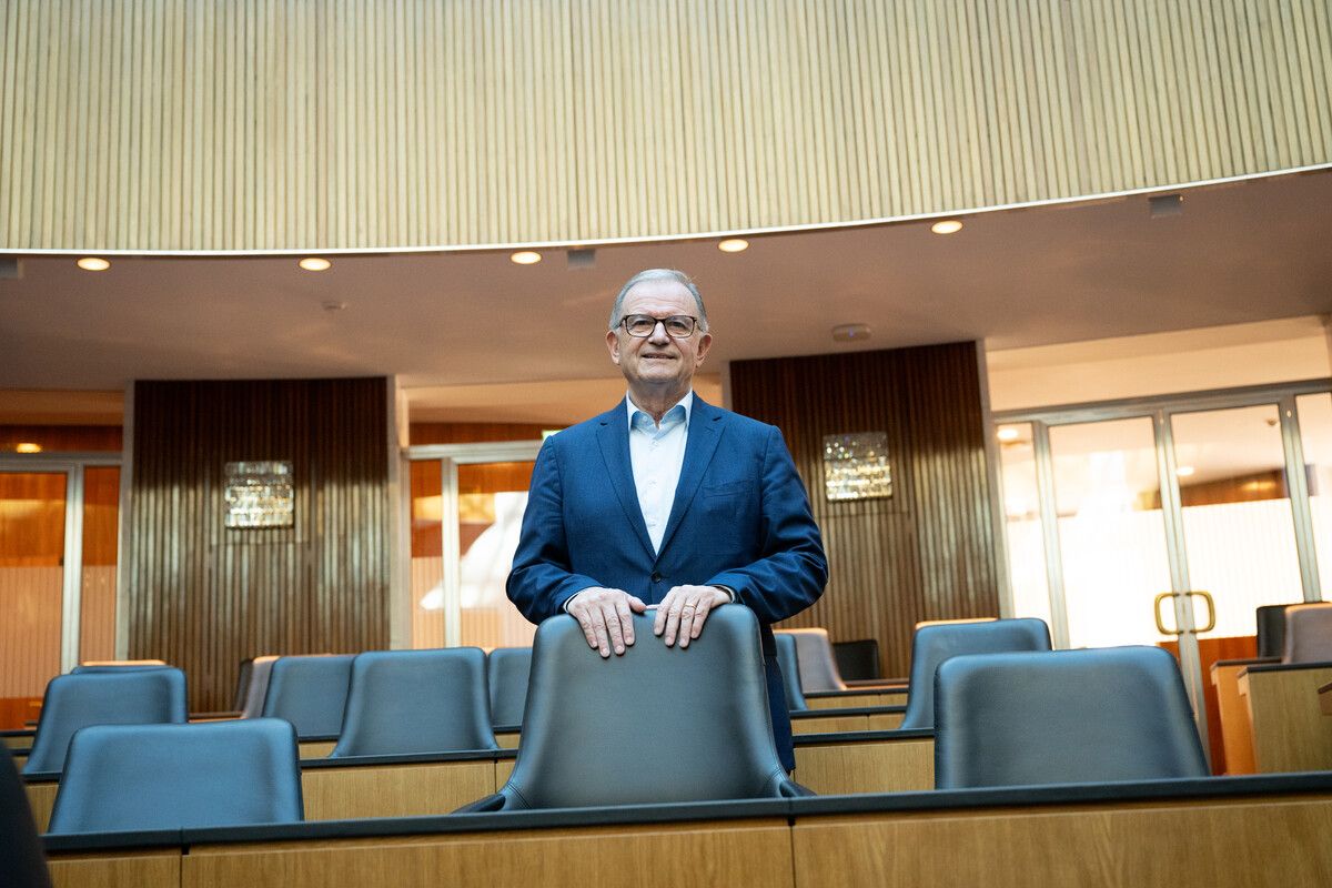 Kopf an seinem Arbeitsplatz im österreichischen Parlament. ⇒Liebentritt