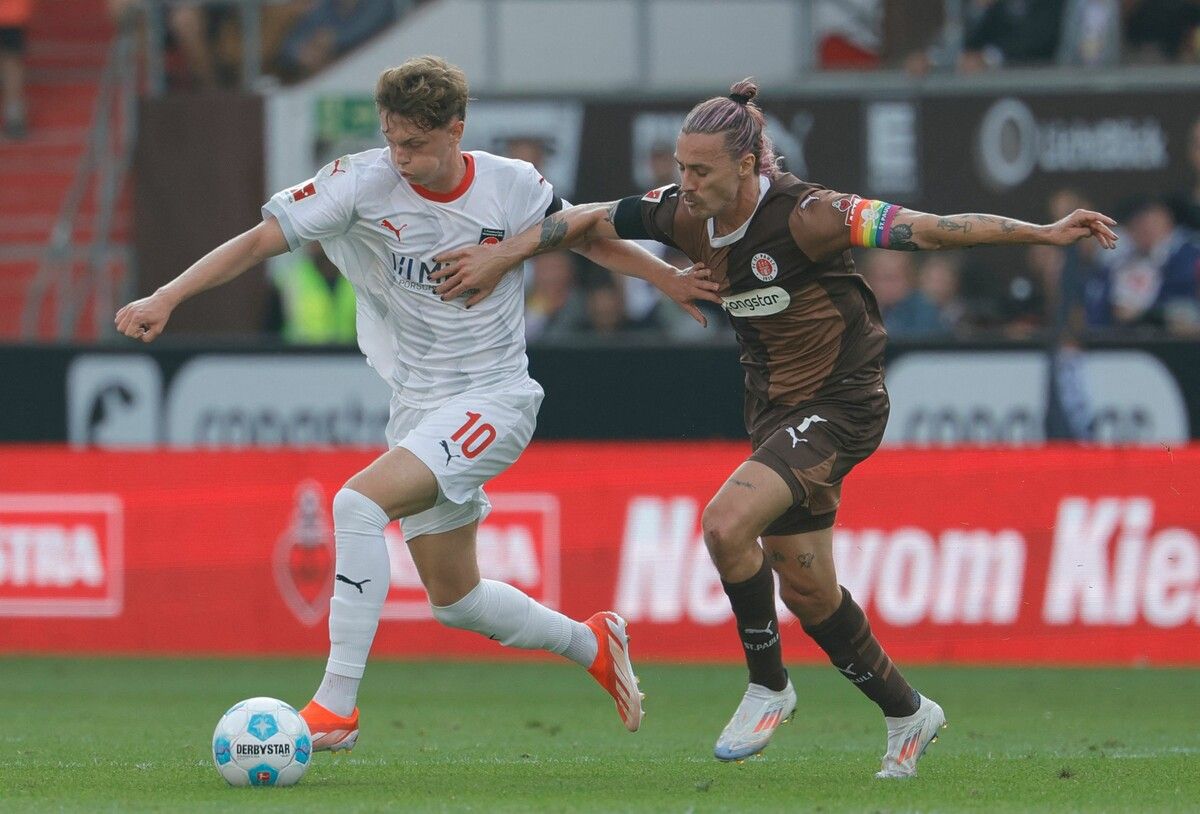 Kraftvoller Antritt der Bayern-Leihgabe: Bild aus dem Spiel von Heidenheim gegen St. Pauli, Paul Wanner (links) gegen den Hamburger Jackson Irvine.⇒apa