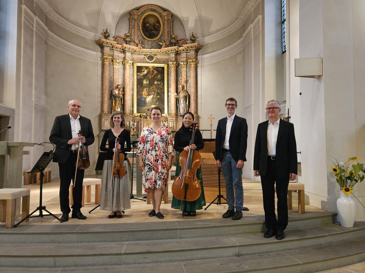 Kulturreferentin Petra Rührnschopf mit dem Barock-Ensemble der Konzertvereinigung Musica Sacra.⇒Gemeinde Lochau