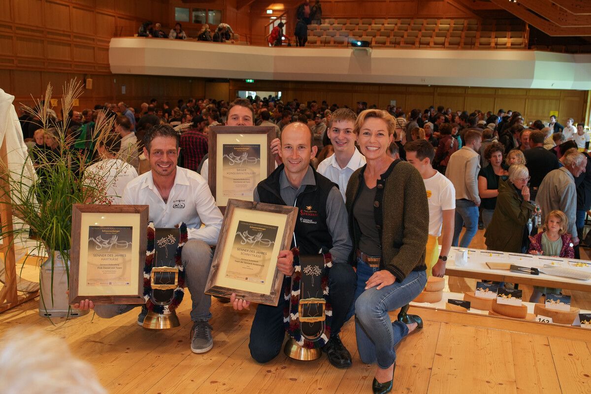Landesrätin Martina Rüscher mit den Preisträgern Daniel Fink, Simon Kretz und Benjamin Fink von der Sennerei Riefensberg sowie Helmut Metzler von der Sennerei Andelsbuch.
