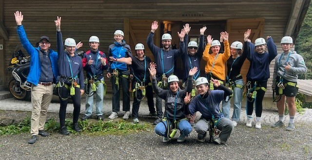 Lehrstart Pauline Costa, Leonie Oberhauser, Leon Melojer und Lena Pauritsch (Dornbirn), Leon Bösch und Levin Moser (Bregenz) sowie Ladina Kaufmann und Angelina Sretenovic (Feldkirch) verstärken als Lehrlinge die Vorarlberger Sparkassen. Auf dem Ausbildungsprogramm der angehenden Bankkaufleute steht nicht nur Kaufmännisches sondern auch Teambuilding. ⇒spk