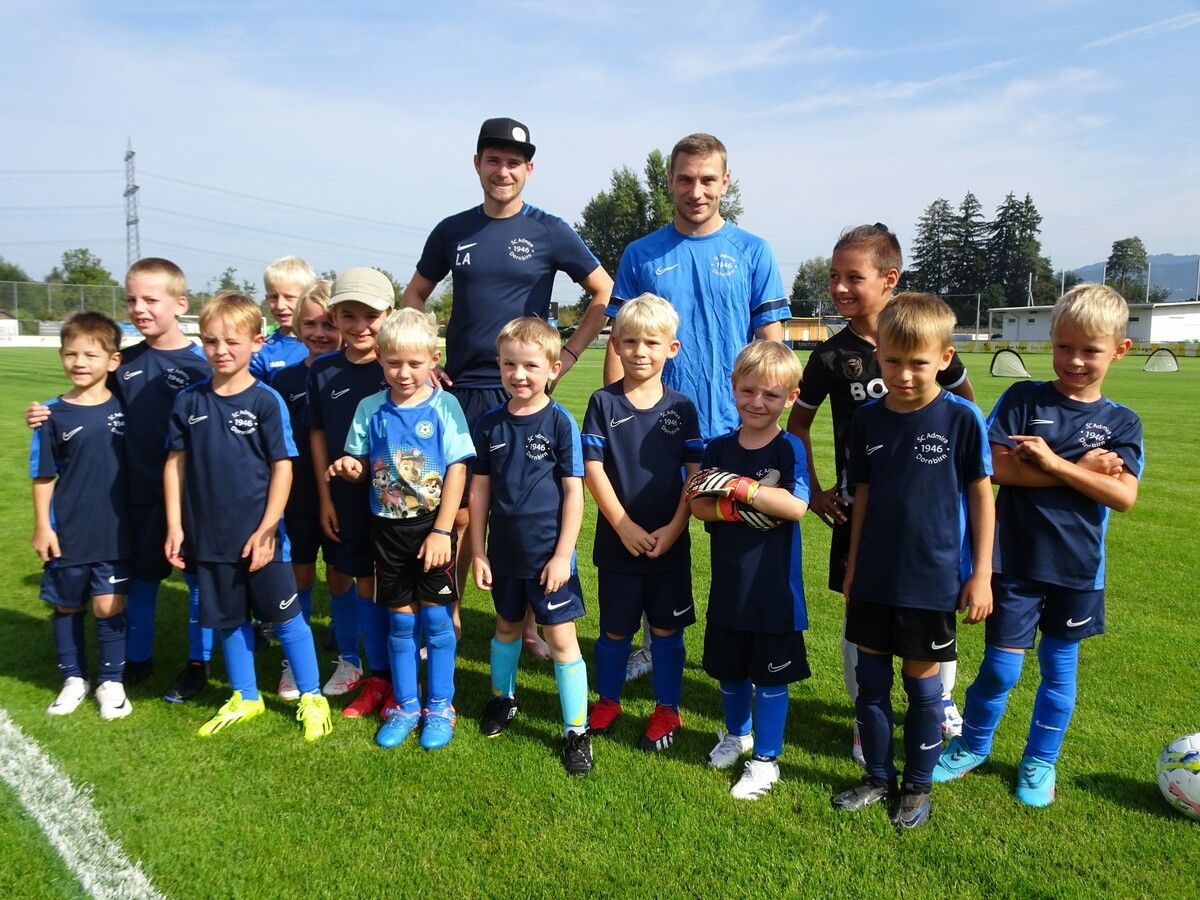 Leopold Arnus und Patrick Pexa mit den kleinen Trainingsgästen beim diesjährigen Sommercamp des SC Admira Dornbirn. ⇒cth (3)