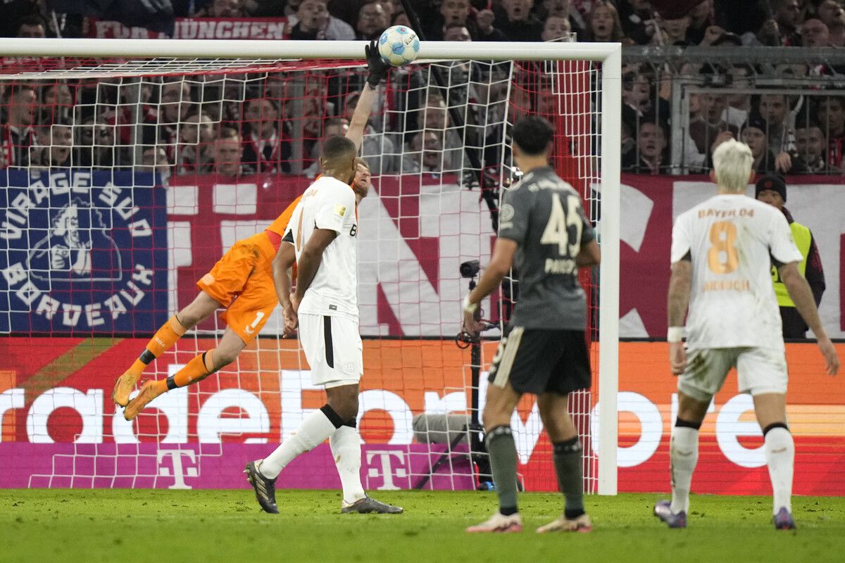 Leverkusens Keeper Lukas Hradecky streckte sich vergebens gegen den Schuss von Bayern Münchens Aleksandar Pavlovic.⇒ap