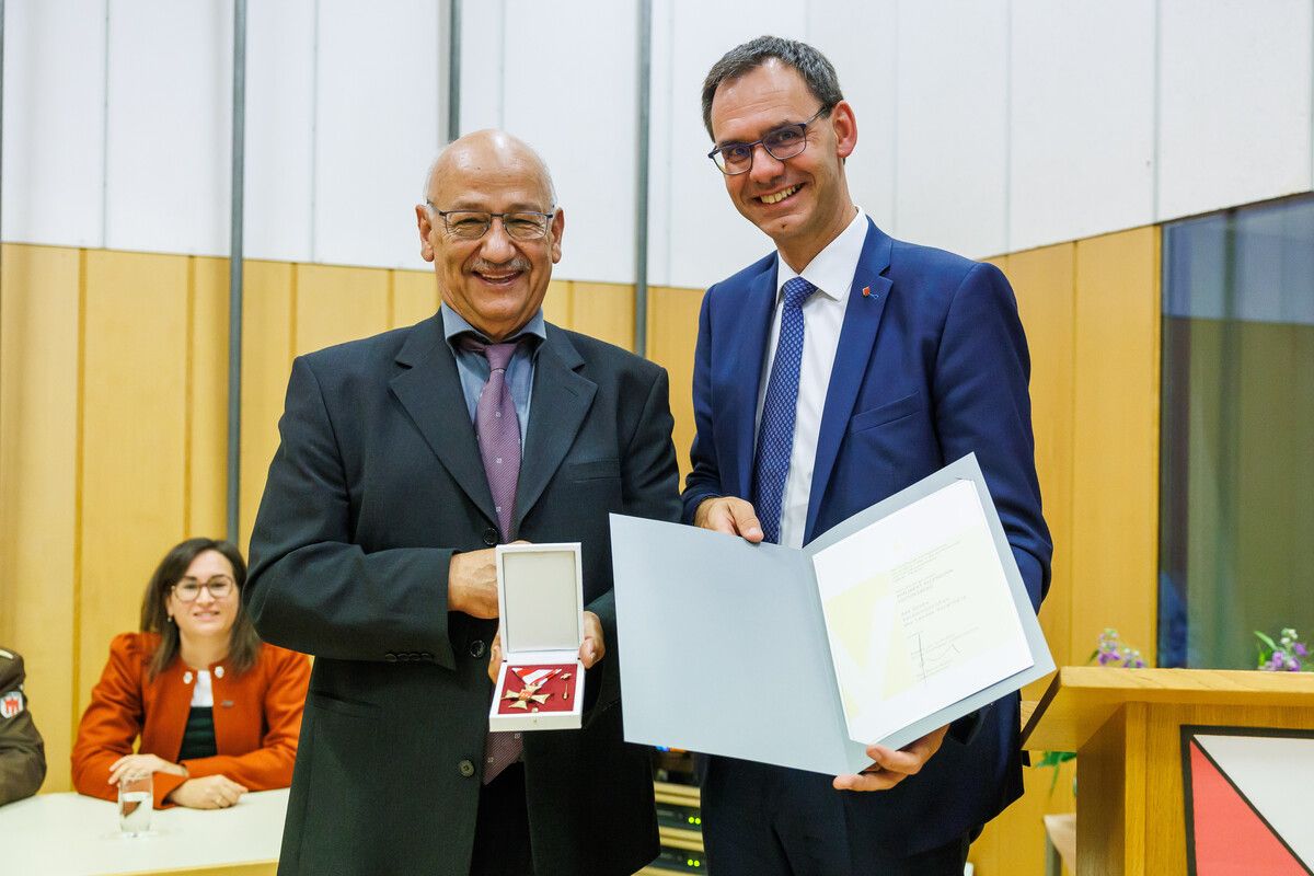 LH Wallner überreichte Altbürgermeister Ellensohn das Große Verdienstzeichen des Landes. ⇒VLK