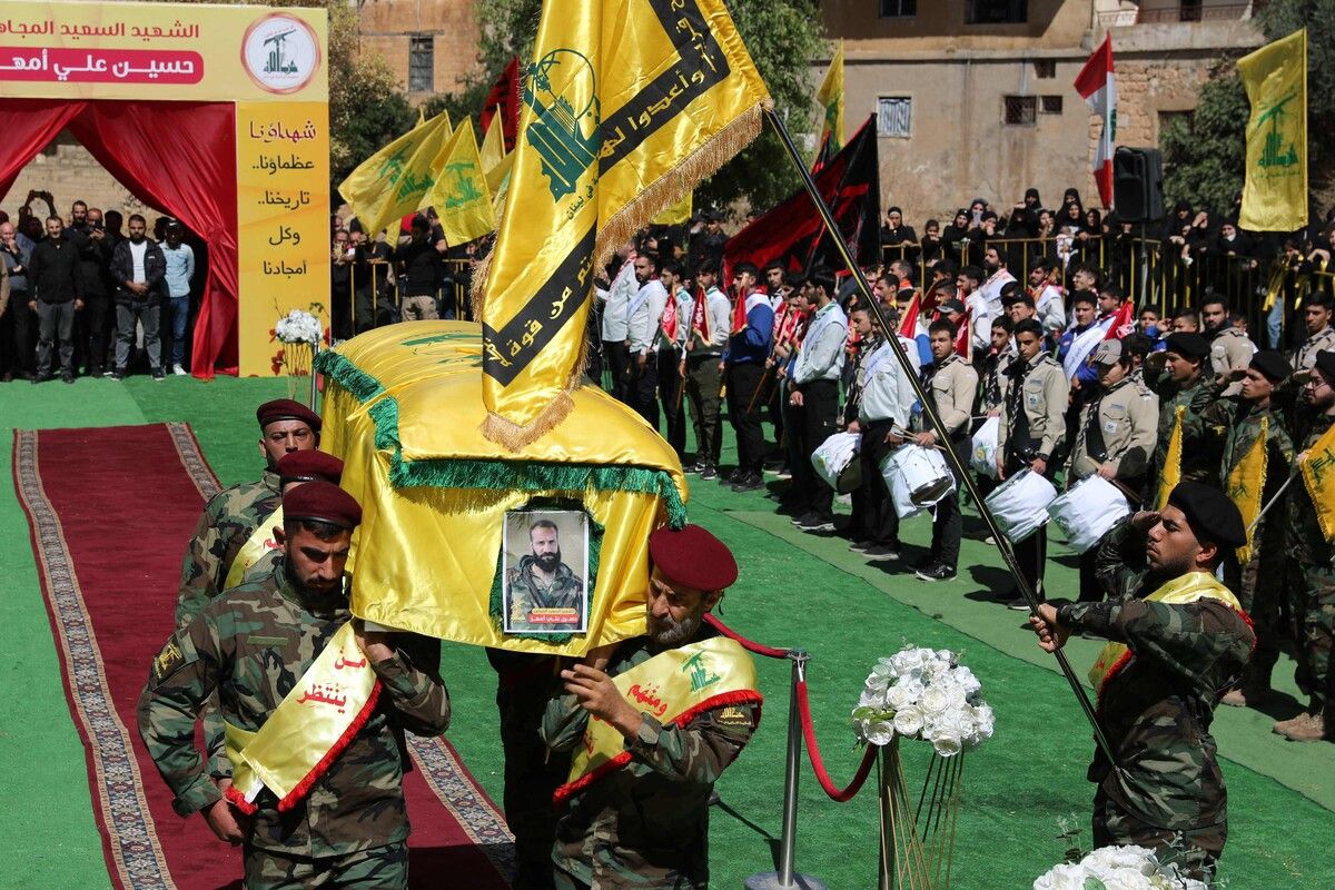 Libanesische Hisbollah-Mitglieder tragen den Sarg ihres getöteten Kameraden Hussein Amhaz. ⇒AFP