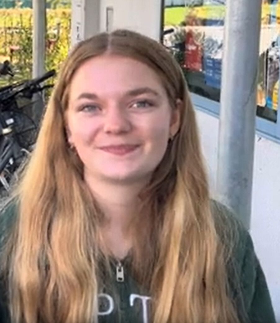 Livia Sara Clare wählte zum ersten Mal. Sie war mit ihrem Großvater wählen.