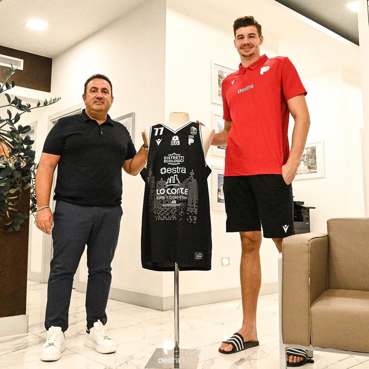 Luka Brajkovic mit Pistoia-Generaldirektor Ettore Saracca und seinem neuen Trikot.⇒Pistoia Basket