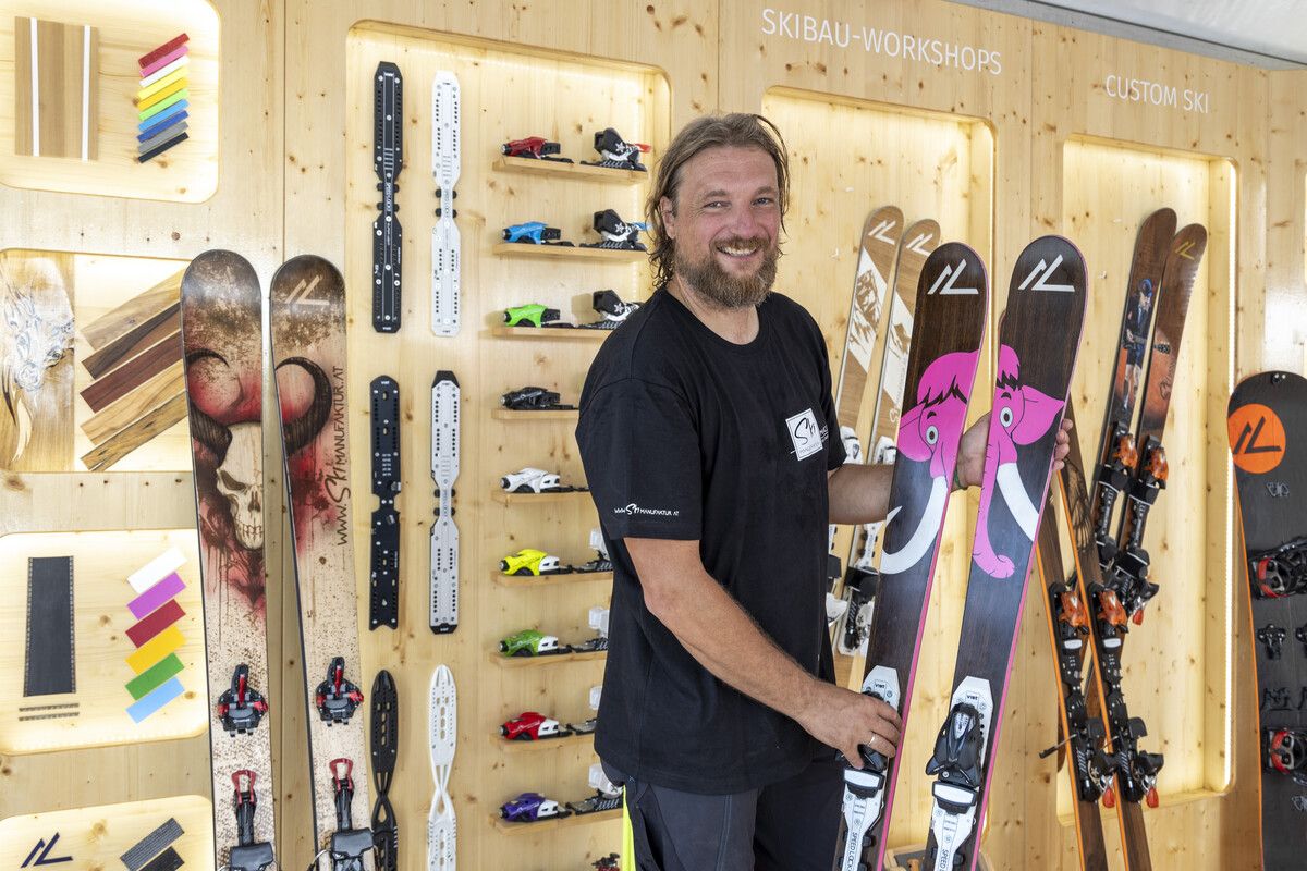 Marcel Eberle von der Skimanufaktur mit dem pinken Mammut. Die Ski werden in Buch hergestellt.
