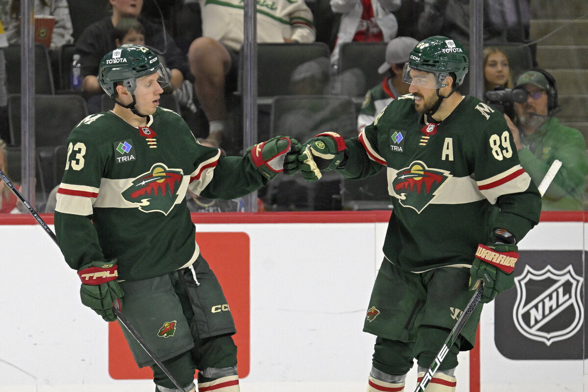 Marco Rossi (l.) und Frederick Gaudreau (r.) freuen sich über den ersten Treffer der Wild gegen die Dallas Stars.⇒Reuters