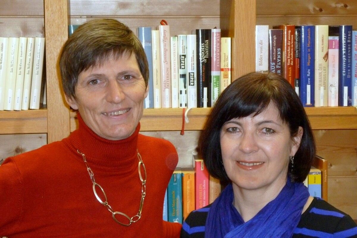 Margarete Müller-Wohlgenannt und Annelies Fliri sind seit gut 30 Jahren ehrenamtlich für die Bücherei Bludesch im Einsatz: Das Foto stammt aus dem Jahr 2013. ⇒VN-Archiv