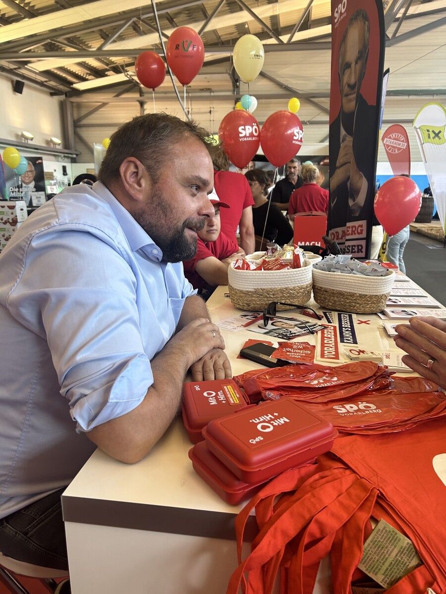 Markus Fäßler hat Wahlgeschenke dabei.