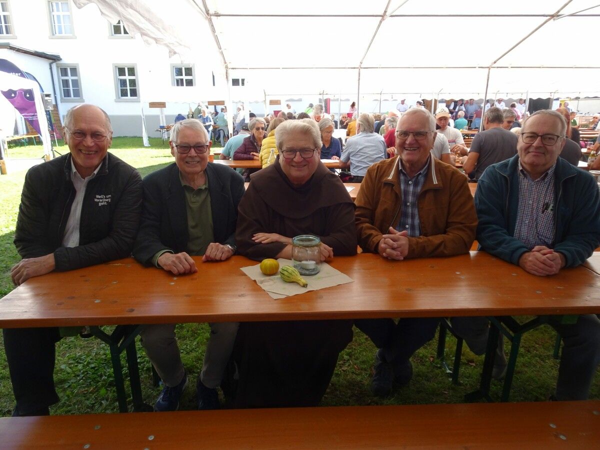 Martin Ruepp, Klostervater Elmar Mayer, Pater Wenzeslaus, Heinz Seeburger und Herbert Winkler genossen die ausgelassene Stimmung beim diesjährigen Klosterfest. ⇒cth (2)