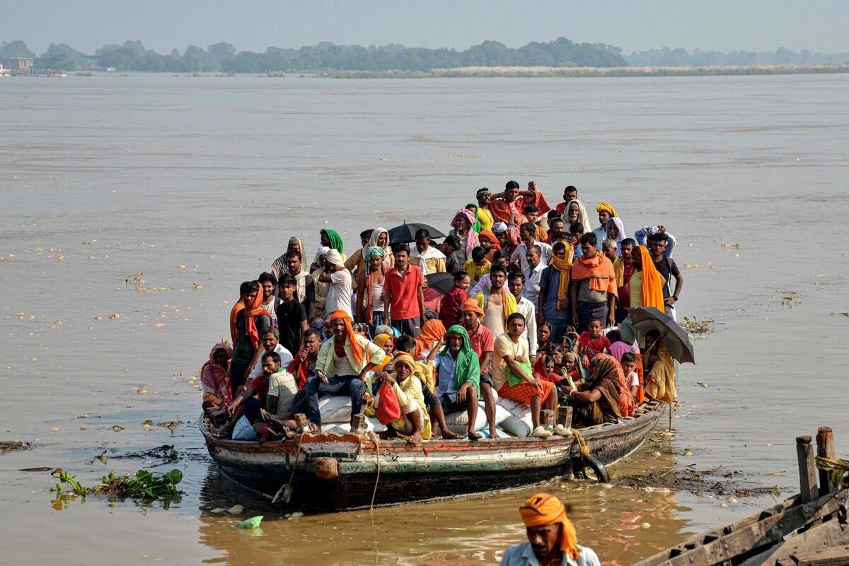 Menschen werden an einen sichereren Ort gebracht, nachdem der Wasserstand des Ganges in Patna, Indien, gestiegen ist. AFP