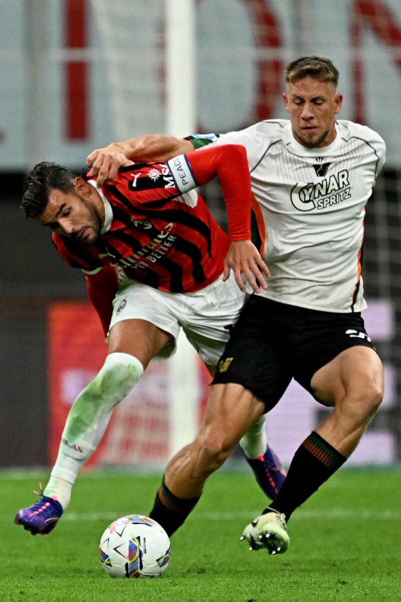 Michael Svoboda (r.) im Duell mit AC-Milan-Angreifer Theo Hernandez.⇒Apa