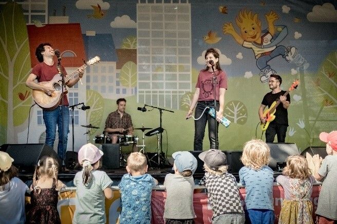 Michaela & Jimmy mit „Alle Wege führen zurRitterburg“ (So., 10 Uhr, Neustadt). UWYF