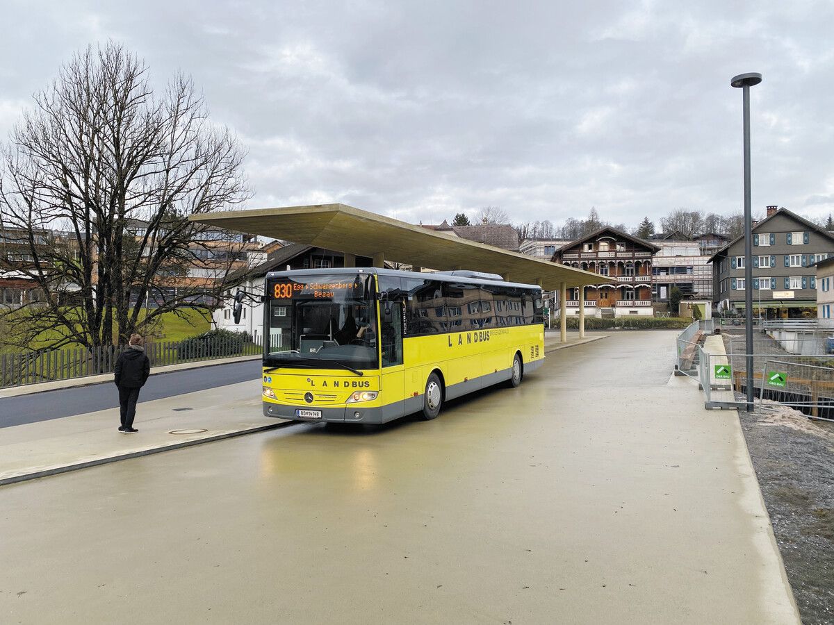 Mit Bus und Bahn reisen Messebesucher:innen kostenlos an und ab.⇒VVV