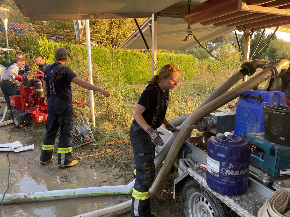 Mit der Pumpe brachte die Wehr aus Langen bei Bregenz auch alles Notwendige für die Nacht mit.⇒ VN/Rauch