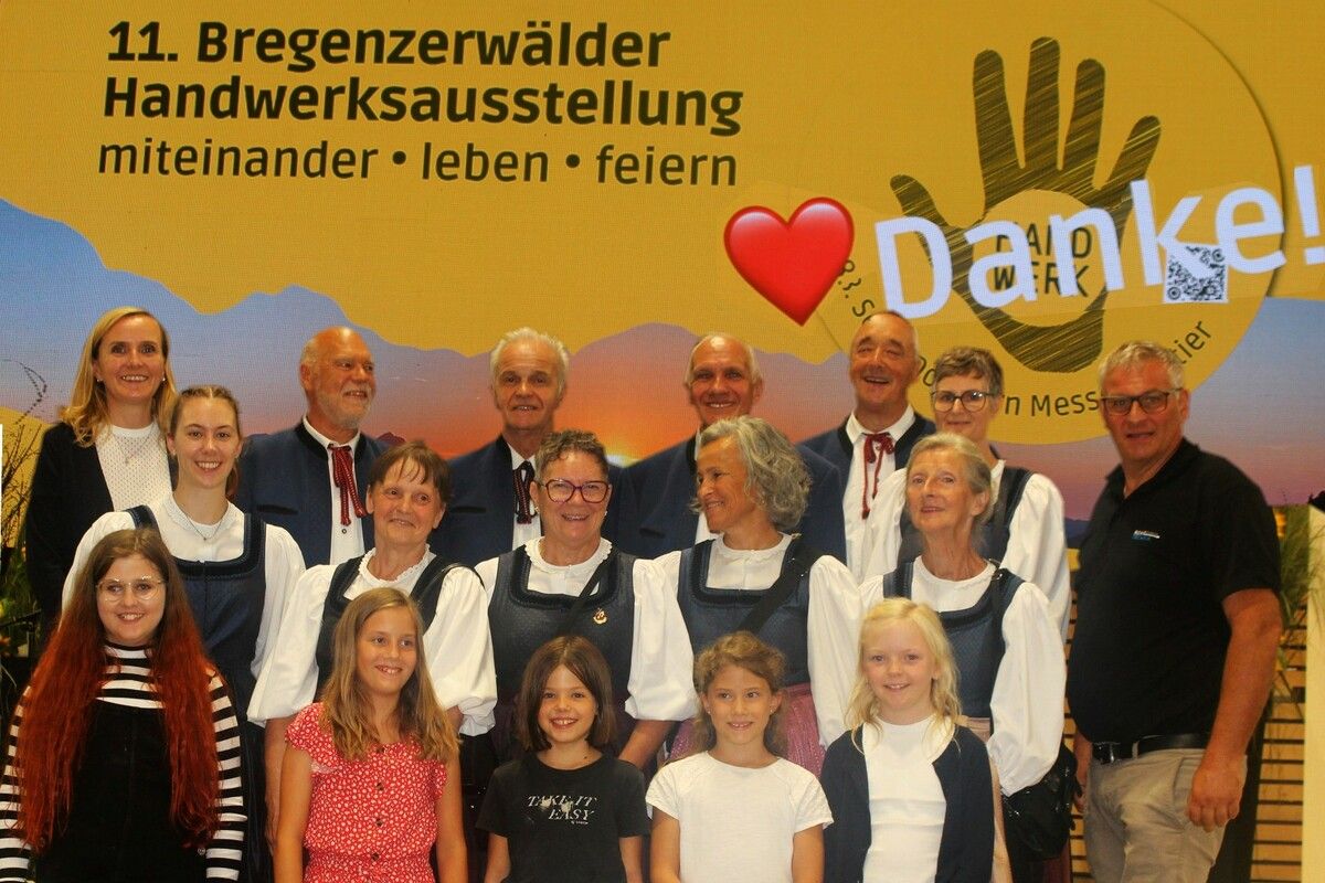 Mit der „Wälderhymne“ und dem Dank des OK-Teams an Mitwirkende und Besucher beschloss der Bregenzerwald die denkwürdige 11. Handwerksausstellung.⇒ STP (3)