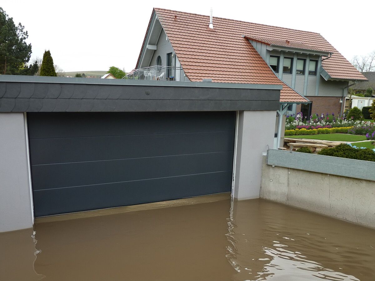Moderne Hochwasserschutz-Torsysteme verhindern, dass Wasser eintritt.⇒epr/MyDoor