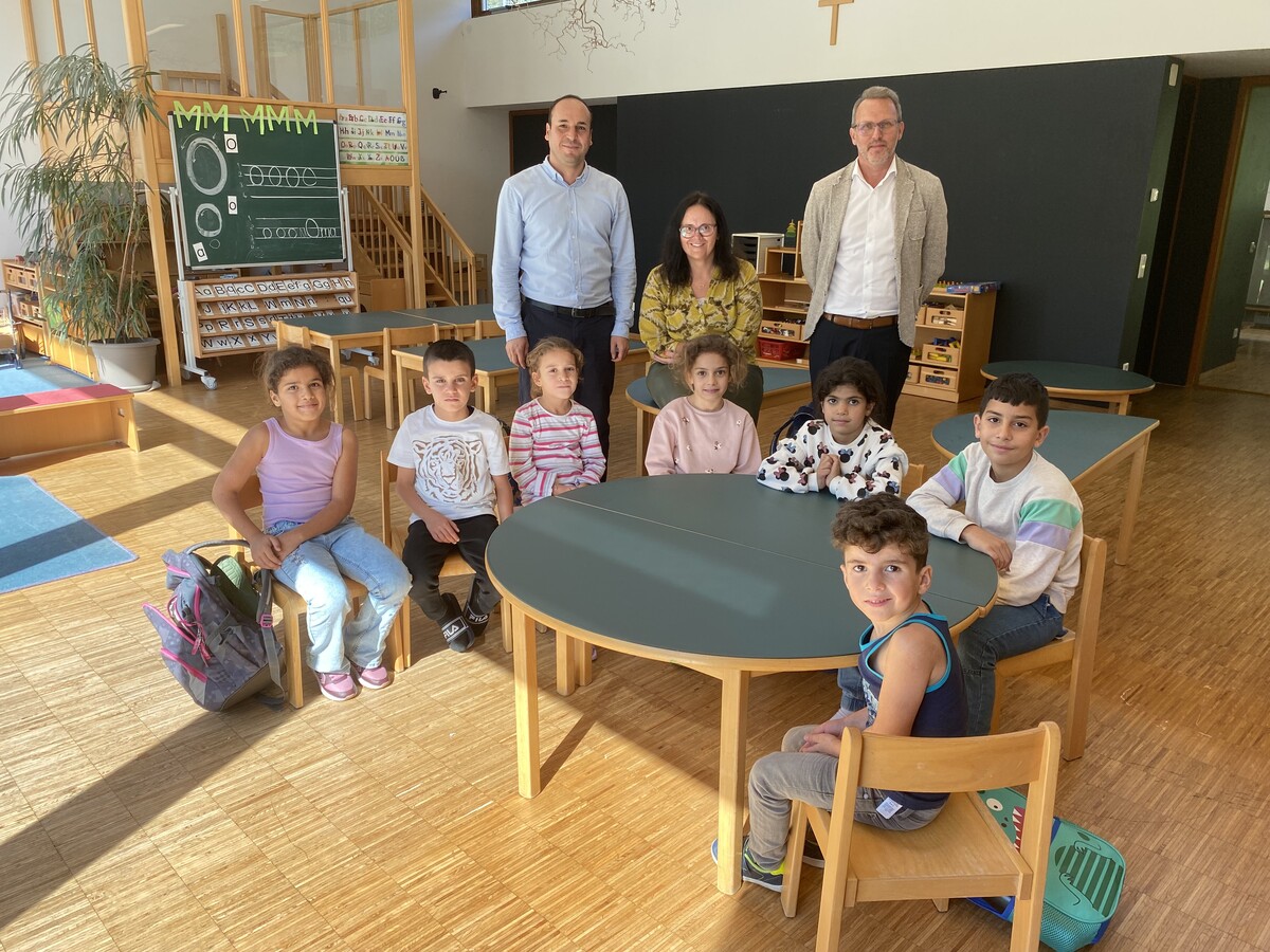 Mohammad Rhamo (hinten links) unterrichtet die Volksschüler der VS Nenzing (mit Direktor Michael Fattor, rechts) und der VS Satteins (mit Direktorin Daniela Scheer, Mitte).⇒VN/JUN