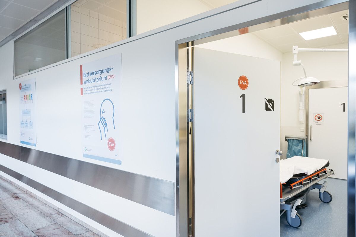 Nach dem Haupteingang des LKH Bregenz treffen Patienten auf das Erstversorgungsambulatorium, wo sich der weitere Weg entscheidet. ⇒VLKH