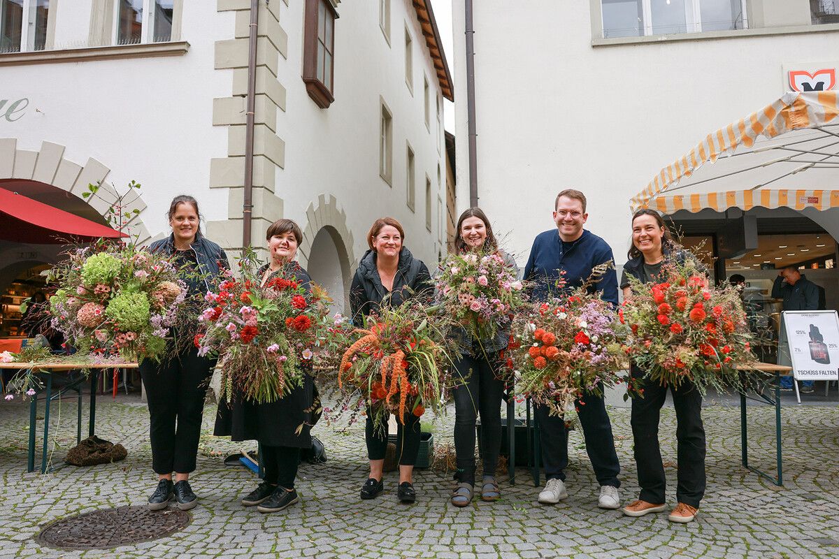 Nach der Performance wurden die gefertigten Blumensträuße an die Zuschauer verschenkt.