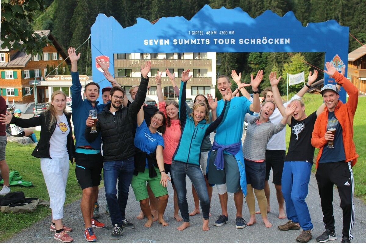 Nach sieben Bergspitzen, 48 Kilometern und 4300 Höhenmetern haben die erfolgreichen Gipfelstürmer allen Grund, ausgelassen zu jubeln und Party zu feiern. ⇒STP