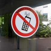 Neos fordern Handyverbot an den Schulen